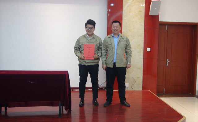 總經(jīng)理和營(yíng)銷部簽訂目標(biāo)責(zé)任書(shū).jpg 總經(jīng)理和營(yíng)銷部簽訂目標(biāo)責(zé)任書(shū).jpg