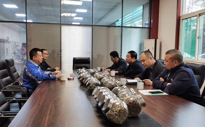 與集團(tuán)總經(jīng)理孫寧波及部門(mén)負(fù)責(zé)人座談，就項(xiàng)目建設(shè)、環(huán)境影響、補(bǔ)貼政策等內(nèi)容進(jìn)行了探討交流