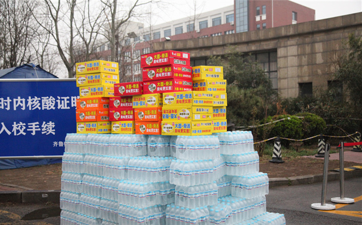 2月25日，山東金格瑞機械有限公司派代表來到齊魯師范學院捐贈防疫物資，保障校園防疫物品備足備齊，助力學校的疫情防控工作。