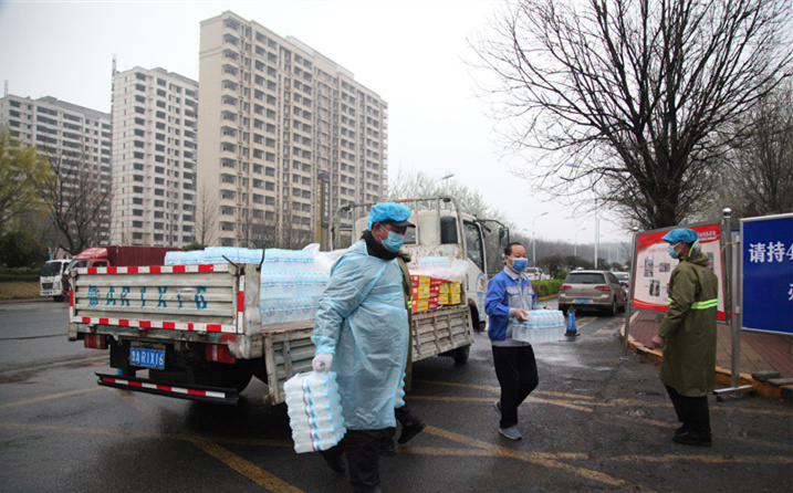 2月25日，山東金格瑞機械有限公司派代表來到齊魯師范學院捐贈防疫物資，保障校園防疫物品備足備齊，助力學校的疫情防控工作。