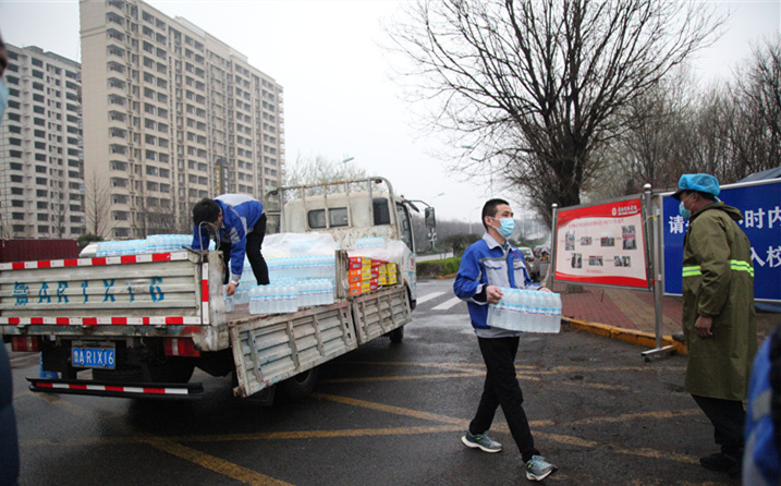 2月25日，山東金格瑞機械有限公司派代表來到齊魯師范學院捐贈防疫物資，保障校園防疫物品備足備齊，助力學校的疫情防控工作。