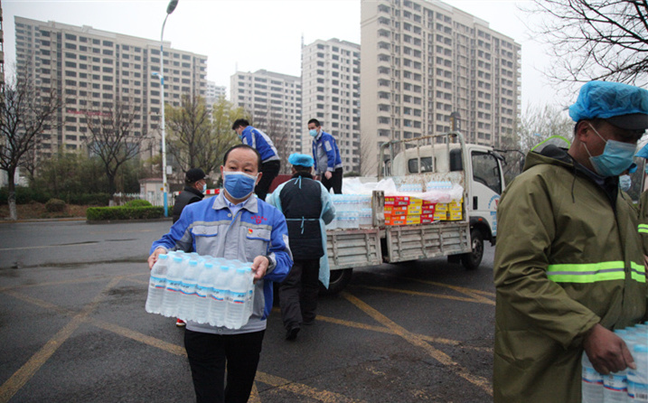 2月25日，山東金格瑞機械有限公司派代表來到齊魯師范學院捐贈防疫物資，保障校園防疫物品備足備齊，助力學校的疫情防控工作。