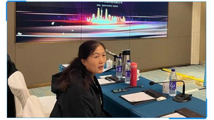 集團財務(wù)總監(jiān)劉清華在聽取了銷售部門的數(shù)據(jù)對比與銷售人員的分析后，她提出應(yīng)該加強客戶的銷售服務(wù)