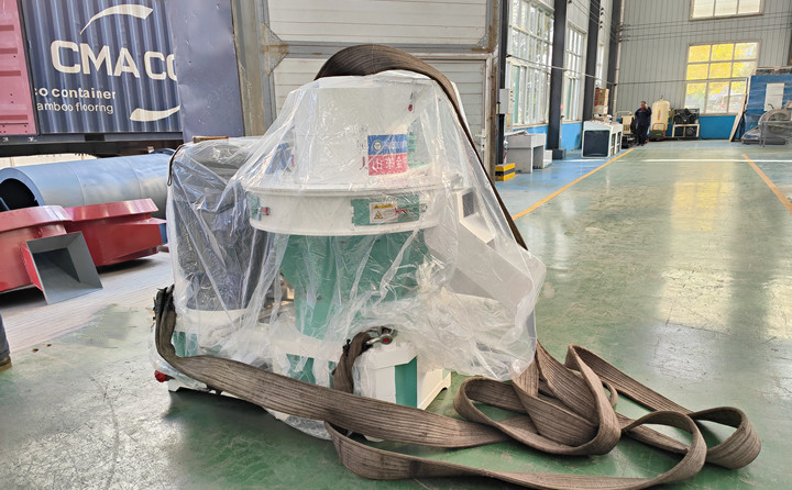 顆粒機(jī)單機(jī)時產(chǎn)量可以達(dá)到0.7-1噸，一天按照10小時計算，可以產(chǎn)出7-10噸成品顆粒，按照1噸顆粒最低100元錢利潤來計算，一天的利潤可以達(dá)到700-1000元。