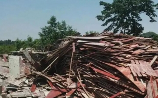 模板拆遷料木托盤用鋸末顆粒機(jī)這樣處理省時省力又賺錢！